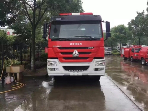 國五重汽豪沃24噸泡沫消防車(chē)