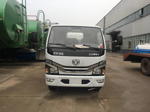 國六東風(fēng)小多利卡4方灑水車(chē)