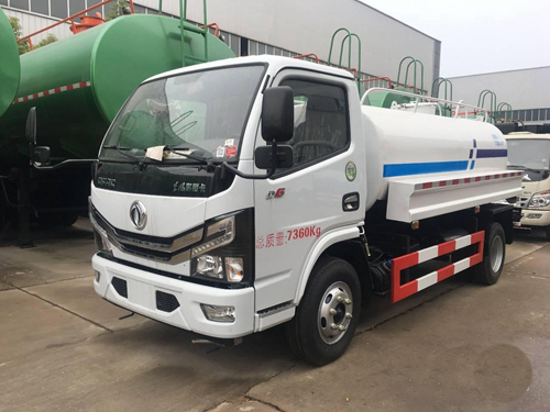 國六東風(fēng)小多利卡4方灑水車(chē)