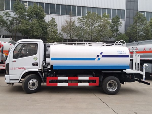 國六東風(fēng)小多利卡4方灑水車(chē)