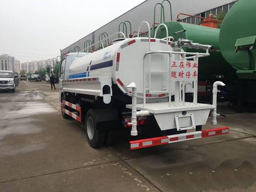 國六東風(fēng)小多利卡4方灑水車(chē)