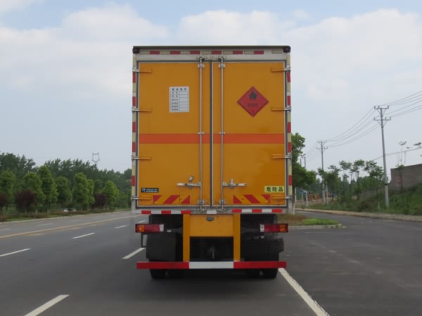 國五重汽豪沃19噸易燃液體廂式運輸車(chē)