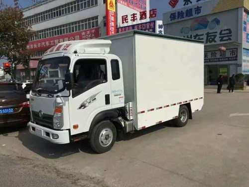 重汽王牌3.8米廂長(cháng)舞臺車(chē)